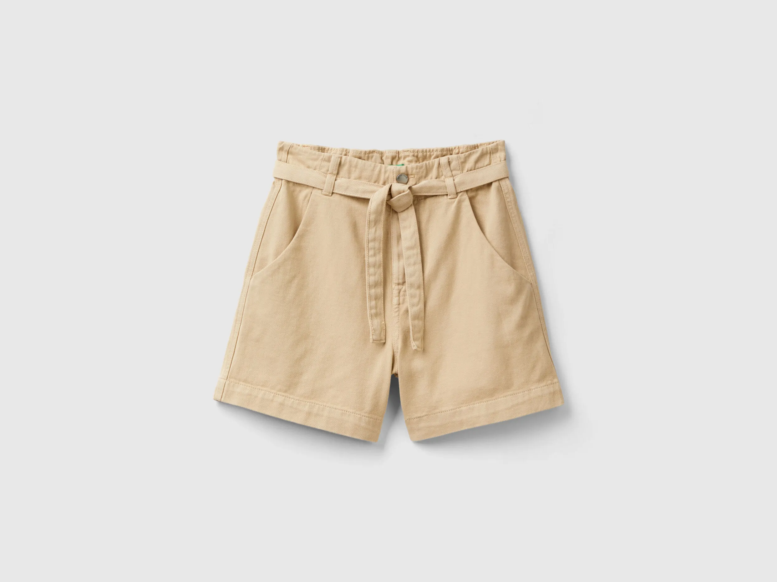 Bermudas con pernera amplia