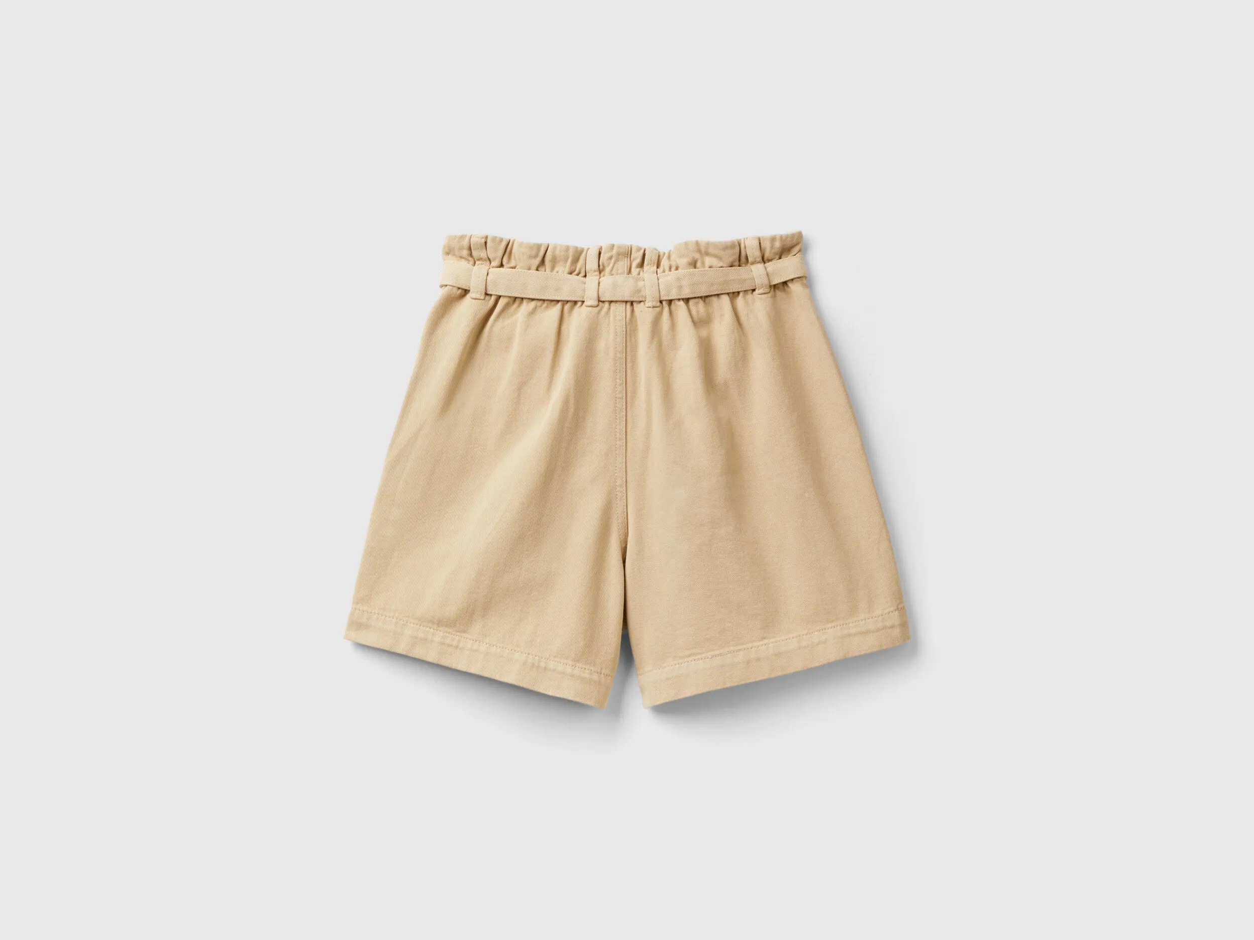 Bermudas con pernera amplia