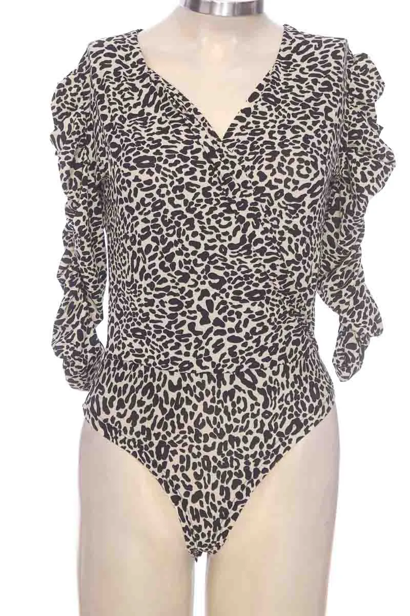 BLUSA COLOR BEIGE  CLOSEANDO