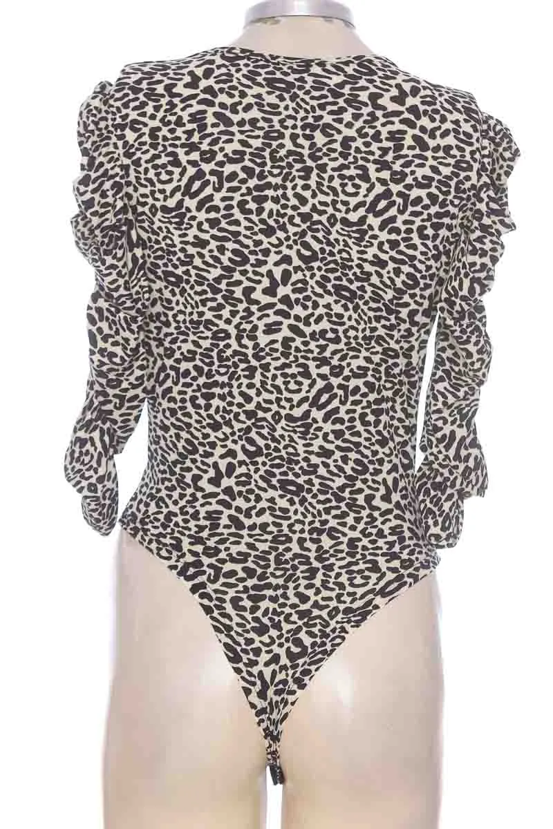 BLUSA COLOR BEIGE  CLOSEANDO