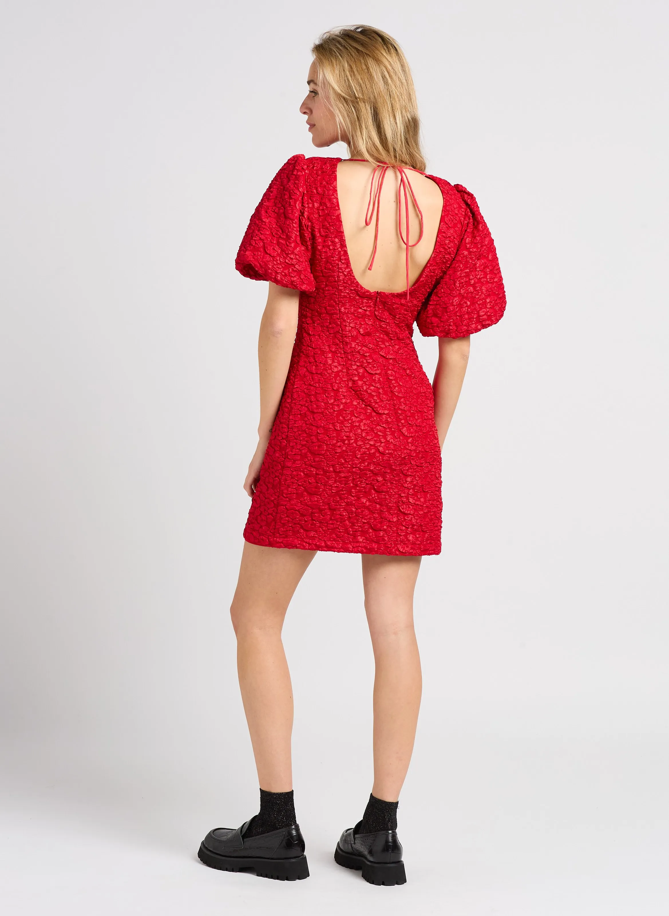 CLODIE  VESTIDO CORTO CUELLO REDONDO CON ESTAMPADO FLORAL EN ROJO