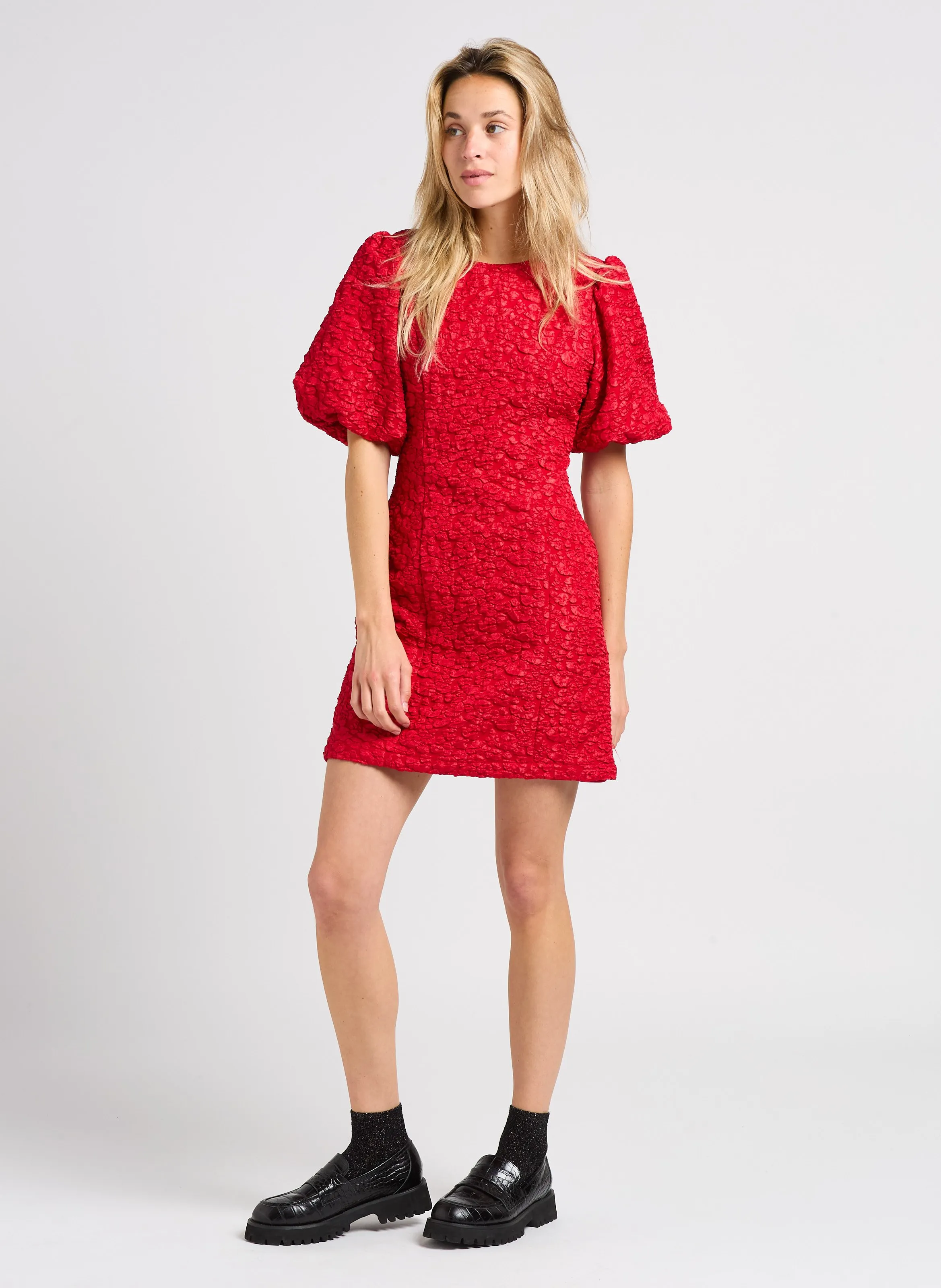 CLODIE  VESTIDO CORTO CUELLO REDONDO CON ESTAMPADO FLORAL EN ROJO