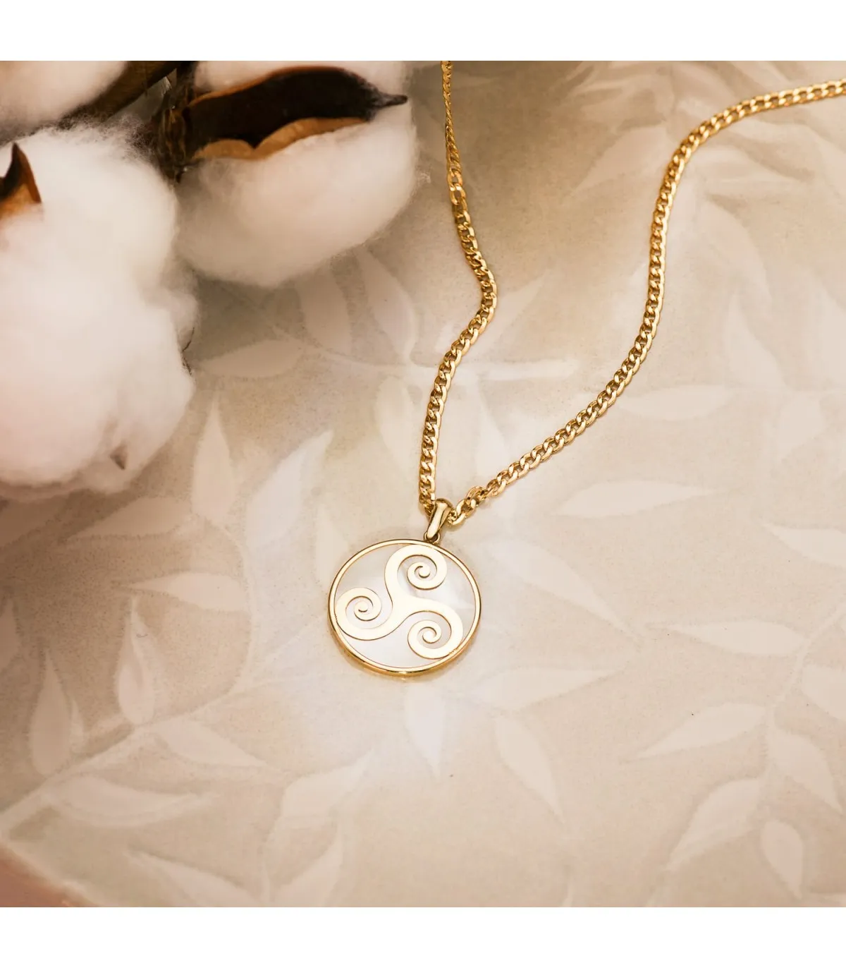 Colgante Celta Triskel Oro Amarillo 18K Nácar