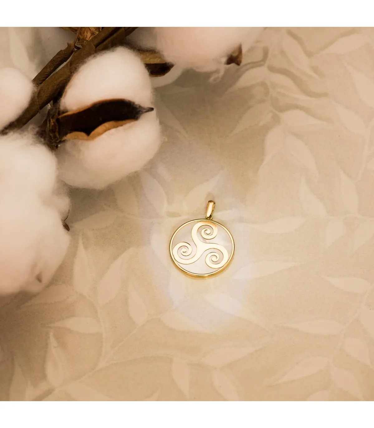 Colgante Celta Triskel Oro Amarillo 18K Nácar