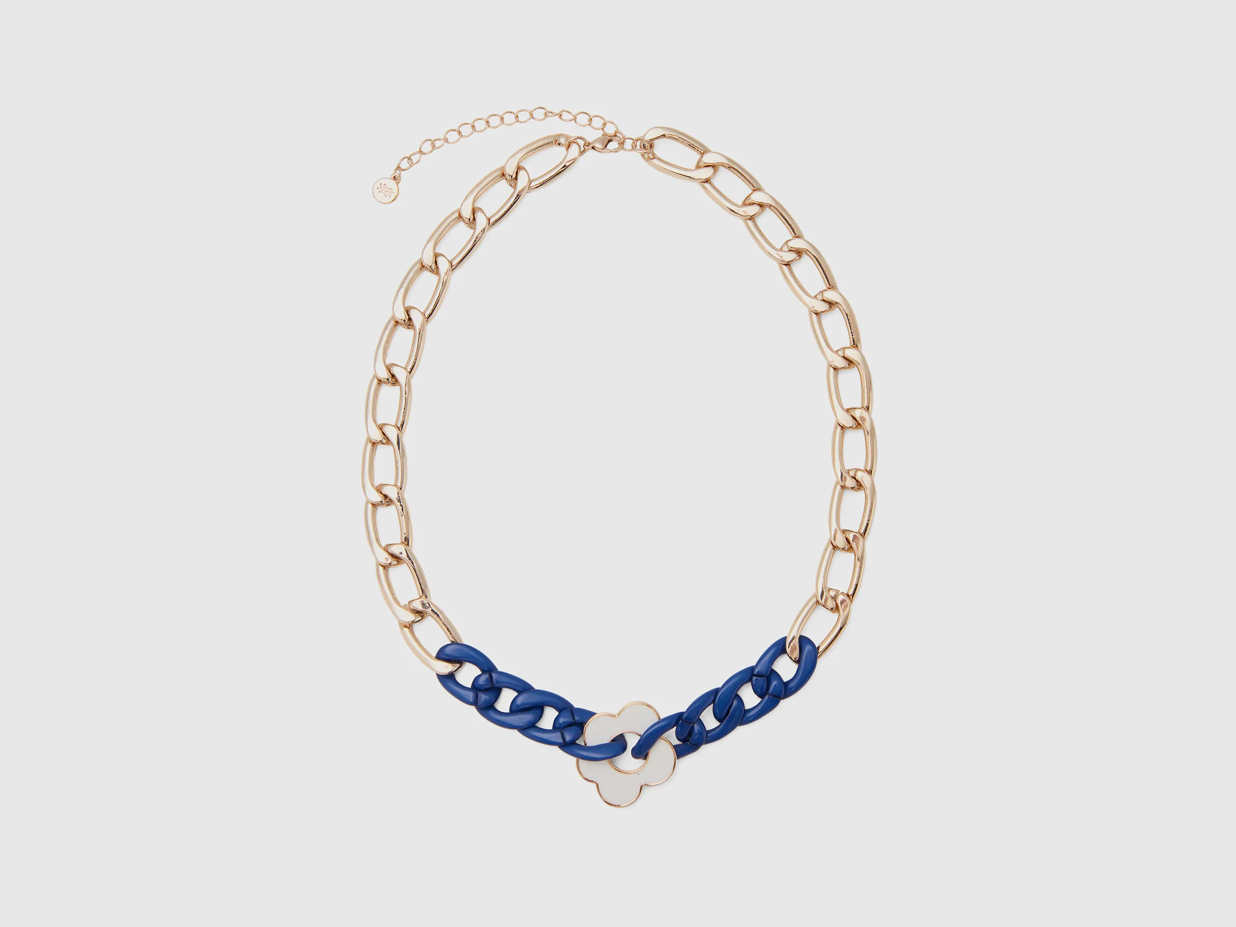 Collar dorado y azul con flor blanca