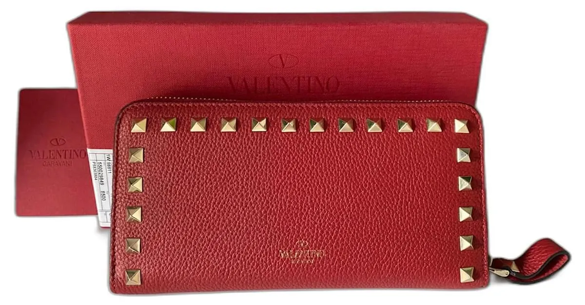 Magnífica y muy elegante cartera Rockstud Valentino Garavani con cremallera en cuero de becerro granulado rojo. Roja 