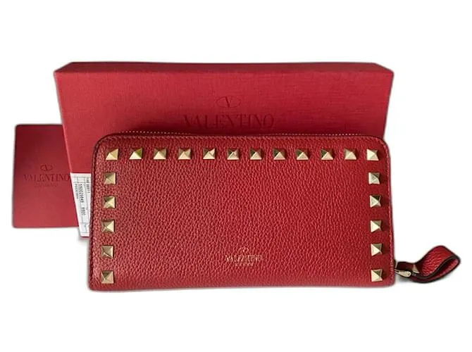 Magnífica y muy elegante cartera Rockstud Valentino Garavani con cremallera en cuero de becerro granulado rojo. Roja 