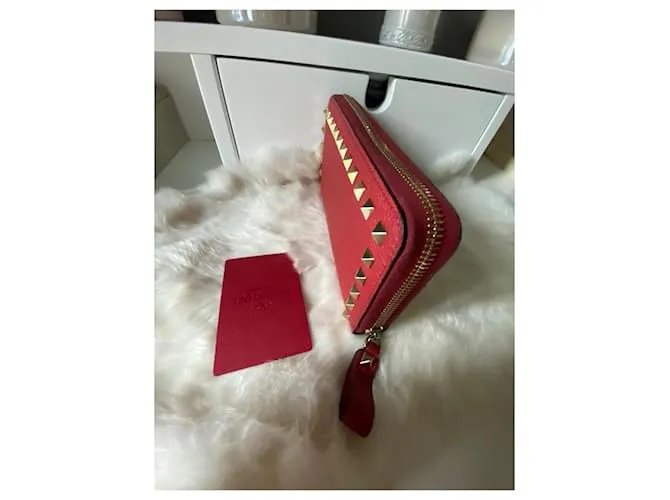 Magnífica y muy elegante cartera Rockstud Valentino Garavani con cremallera en cuero de becerro granulado rojo. Roja 