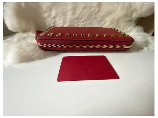 Magnífica y muy elegante cartera Rockstud Valentino Garavani con cremallera en cuero de becerro granulado rojo. Roja 
