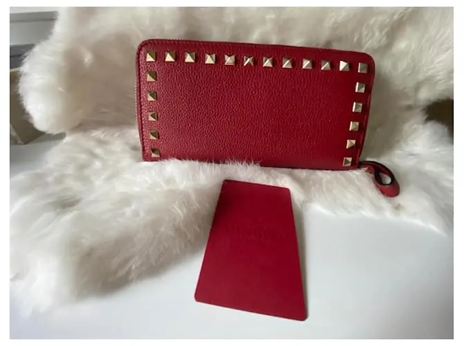 Magnífica y muy elegante cartera Rockstud Valentino Garavani con cremallera en cuero de becerro granulado rojo. Roja 