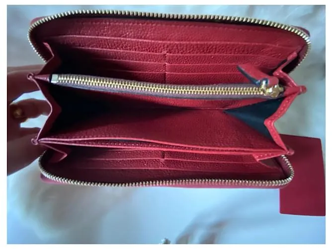 Magnífica y muy elegante cartera Rockstud Valentino Garavani con cremallera en cuero de becerro granulado rojo. Roja 