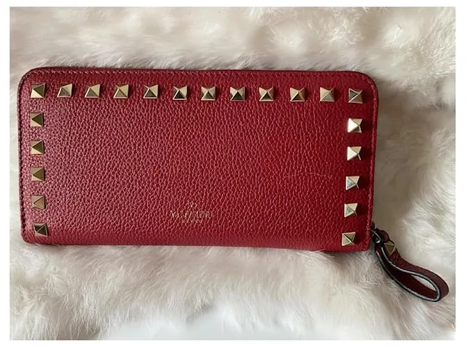 Magnífica y muy elegante cartera Rockstud Valentino Garavani con cremallera en cuero de becerro granulado rojo. Roja 