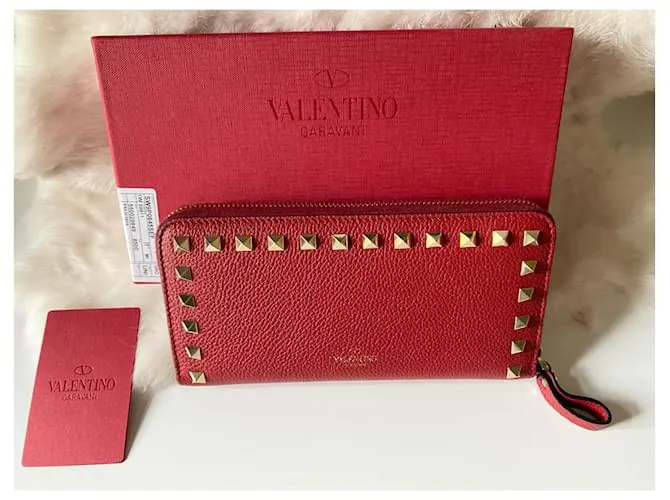 Magnífica y muy elegante cartera Rockstud Valentino Garavani con cremallera en cuero de becerro granulado rojo. Roja 