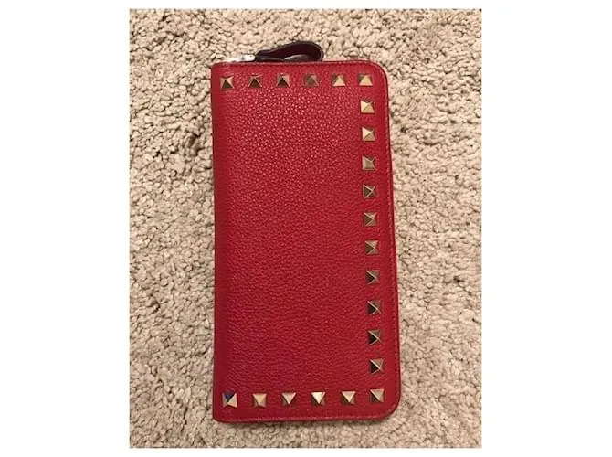 Magnífica y muy elegante cartera Rockstud Valentino Garavani con cremallera en cuero de becerro granulado rojo. Roja 