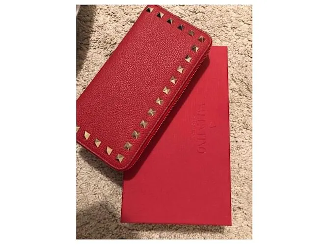 Magnífica y muy elegante cartera Rockstud Valentino Garavani con cremallera en cuero de becerro granulado rojo. Roja 