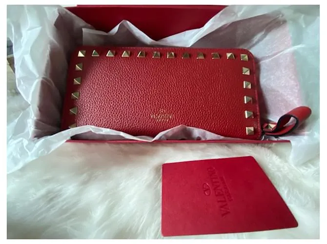 Magnífica y muy elegante cartera Rockstud Valentino Garavani con cremallera en cuero de becerro granulado rojo. Roja 