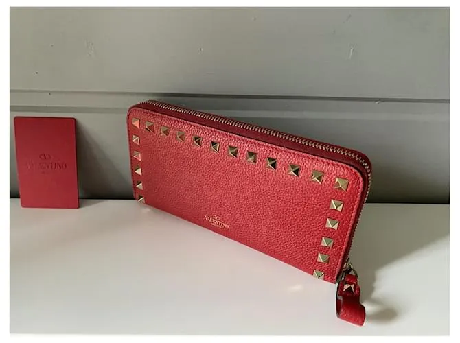Magnífica y muy elegante cartera Rockstud Valentino Garavani con cremallera en cuero de becerro granulado rojo. Roja 