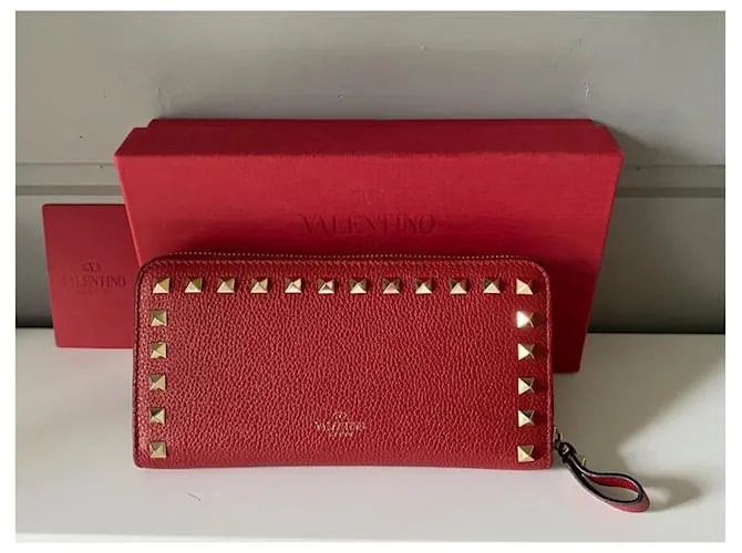 Magnífica y muy elegante cartera Rockstud Valentino Garavani con cremallera en cuero de becerro granulado rojo. Roja 