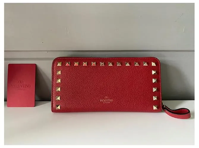 Magnífica y muy elegante cartera Rockstud Valentino Garavani con cremallera en cuero de becerro granulado rojo. Roja 