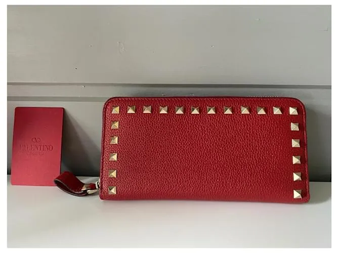 Magnífica y muy elegante cartera Rockstud Valentino Garavani con cremallera en cuero de becerro granulado rojo. Roja 