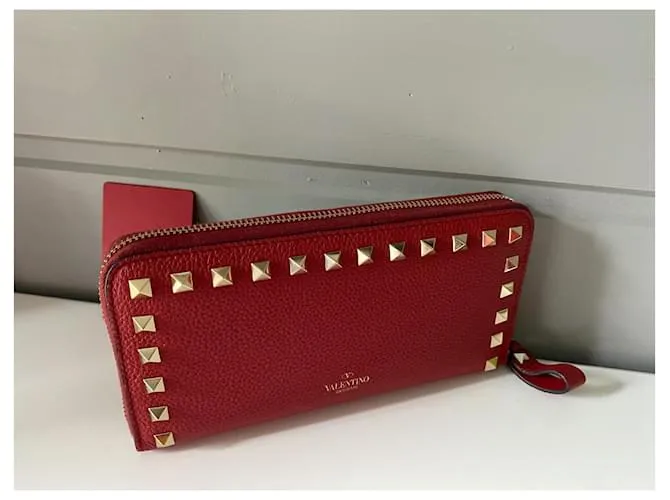Magnífica y muy elegante cartera Rockstud Valentino Garavani con cremallera en cuero de becerro granulado rojo. Roja 