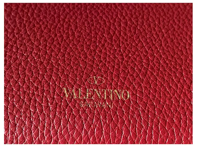 Magnífica y muy elegante cartera Rockstud Valentino Garavani con cremallera en cuero de becerro granulado rojo. Roja 