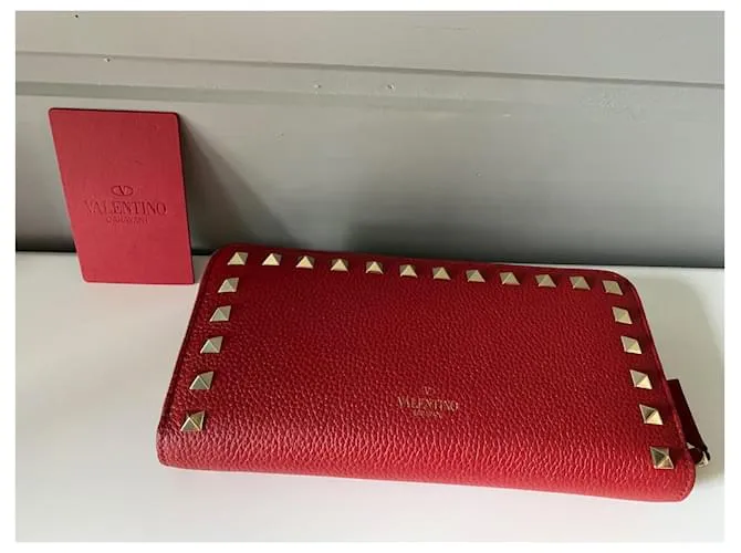 Magnífica y muy elegante cartera Rockstud Valentino Garavani con cremallera en cuero de becerro granulado rojo. Roja 