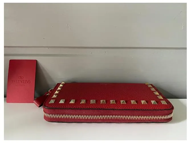 Magnífica y muy elegante cartera Rockstud Valentino Garavani con cremallera en cuero de becerro granulado rojo. Roja 