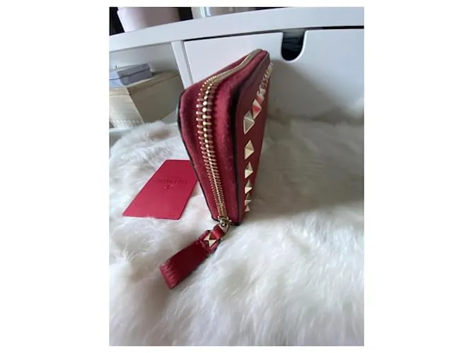 Magnífica y muy elegante cartera Rockstud Valentino Garavani con cremallera en cuero de becerro granulado rojo. Roja 