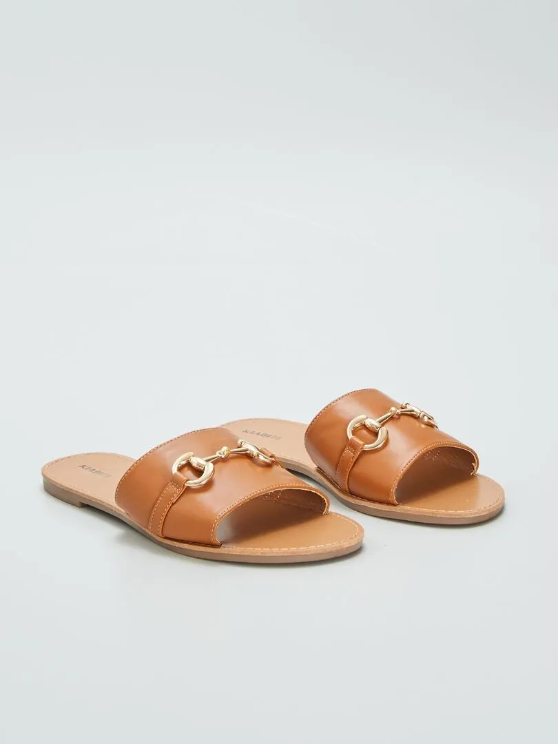 MULES PLANAS CON HEBILLA DORADA  MARRON