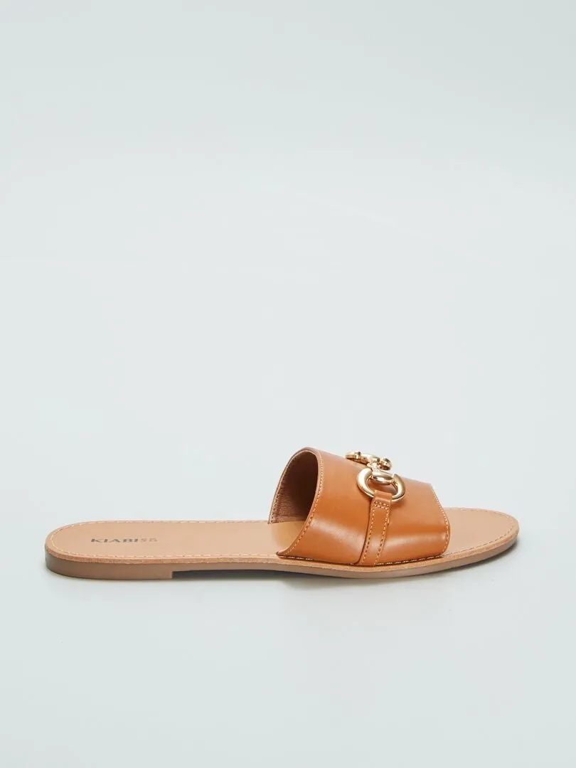 MULES PLANAS CON HEBILLA DORADA  MARRON