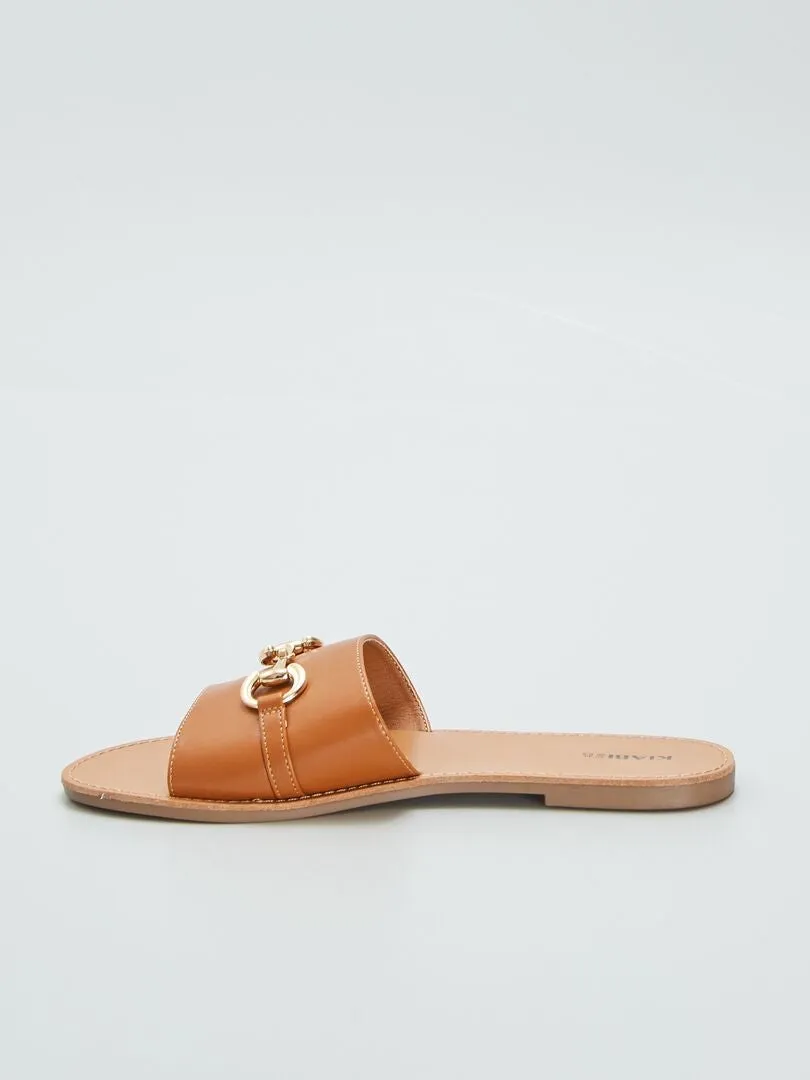 MULES PLANAS CON HEBILLA DORADA  MARRON
