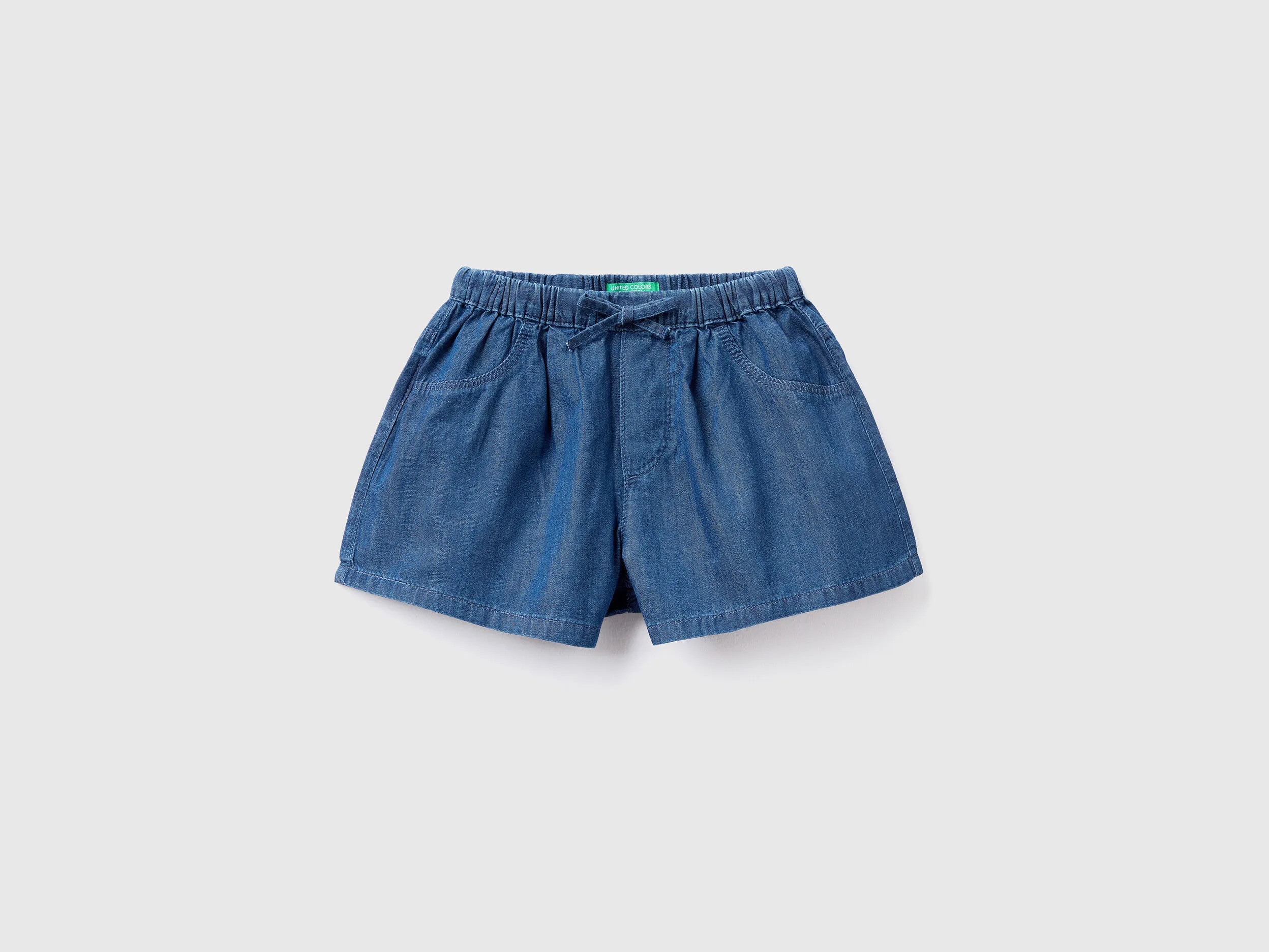Pantalón corto ligero de efecto vaquero