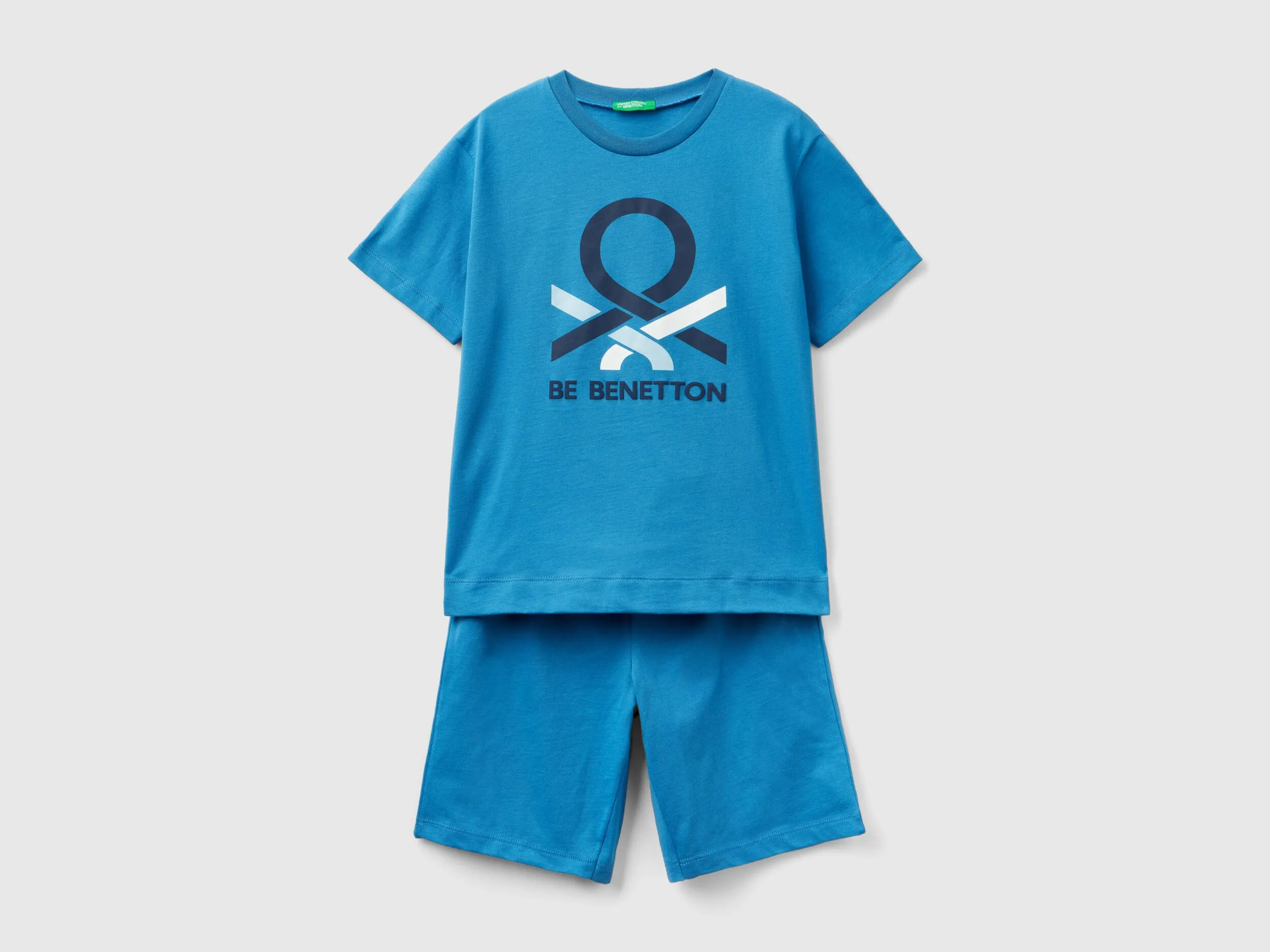Pijama corto azul oscuro con logotipo