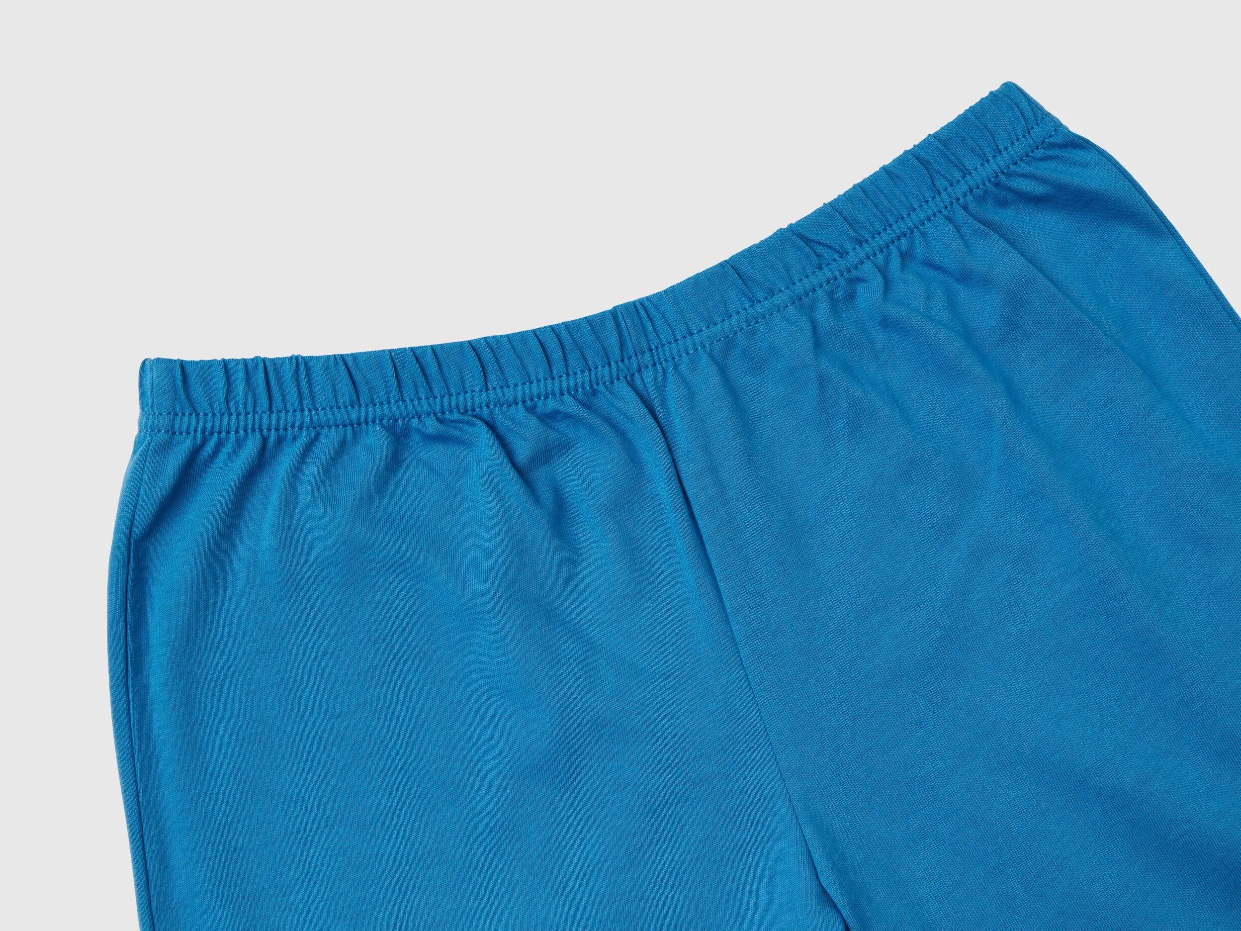 Pijama corto azul oscuro con logotipo