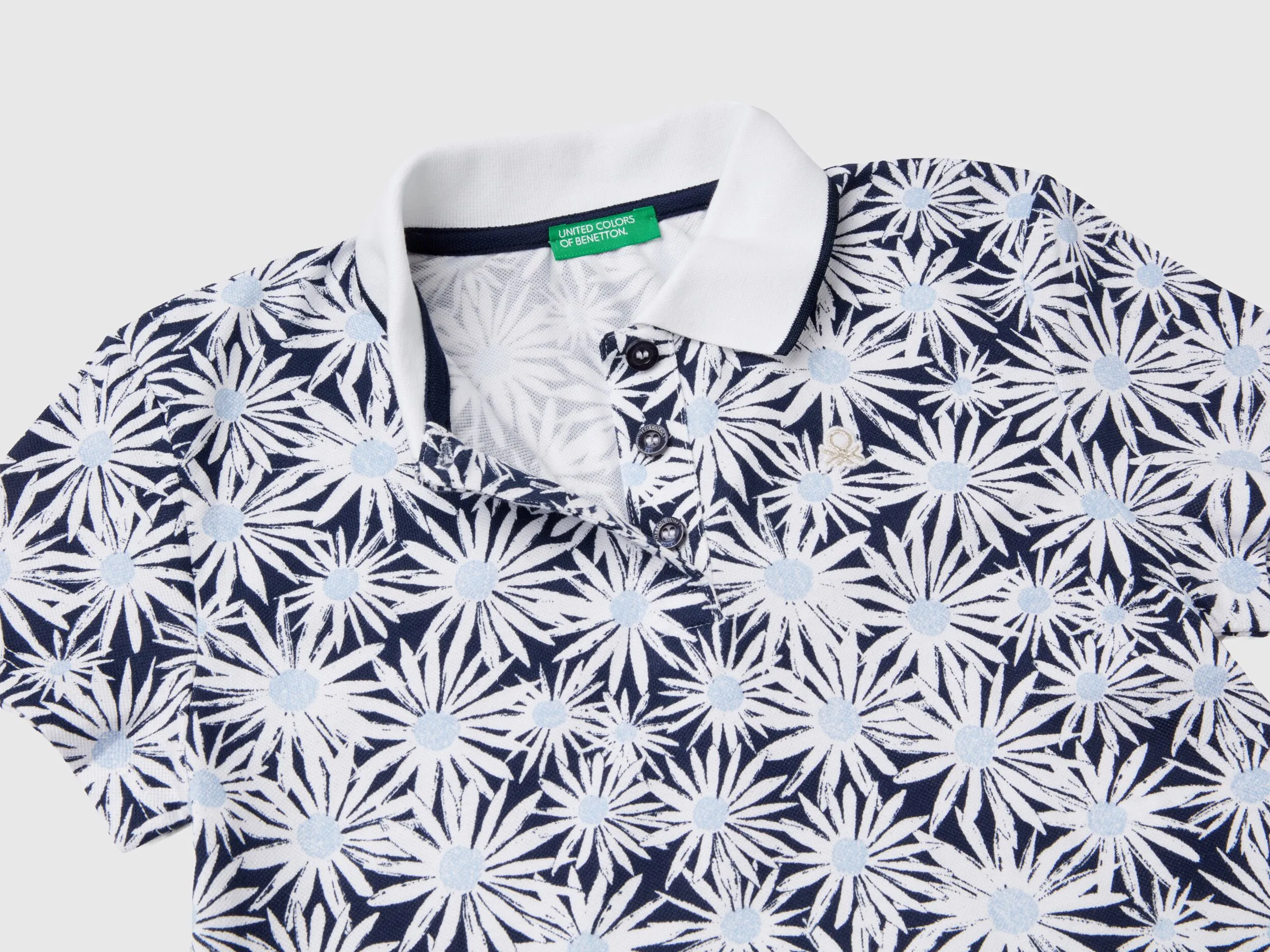 Polo azul oscuro con estampado de flores