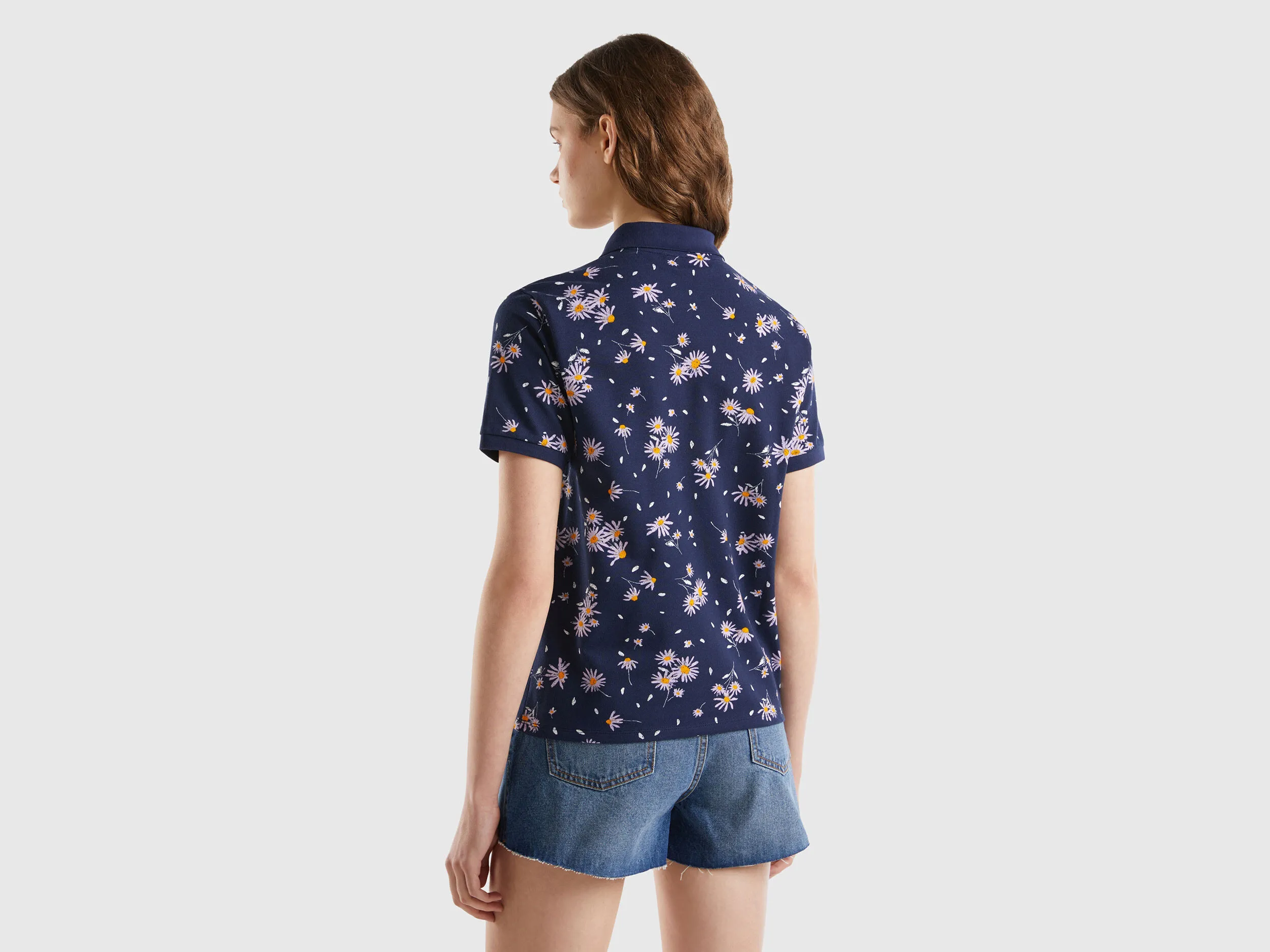Polo azul oscuro con estampado de margaritas