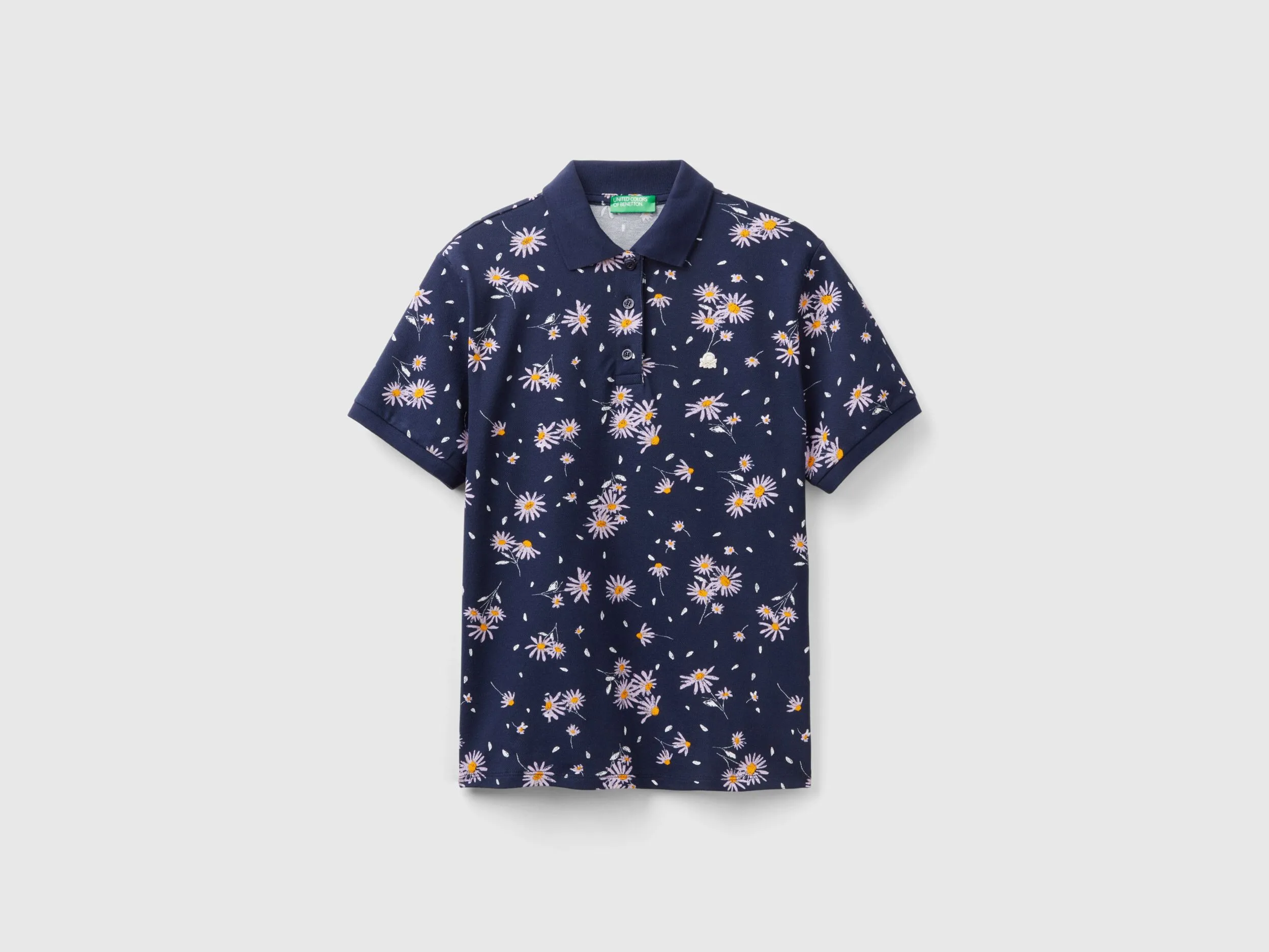 Polo azul oscuro con estampado de margaritas