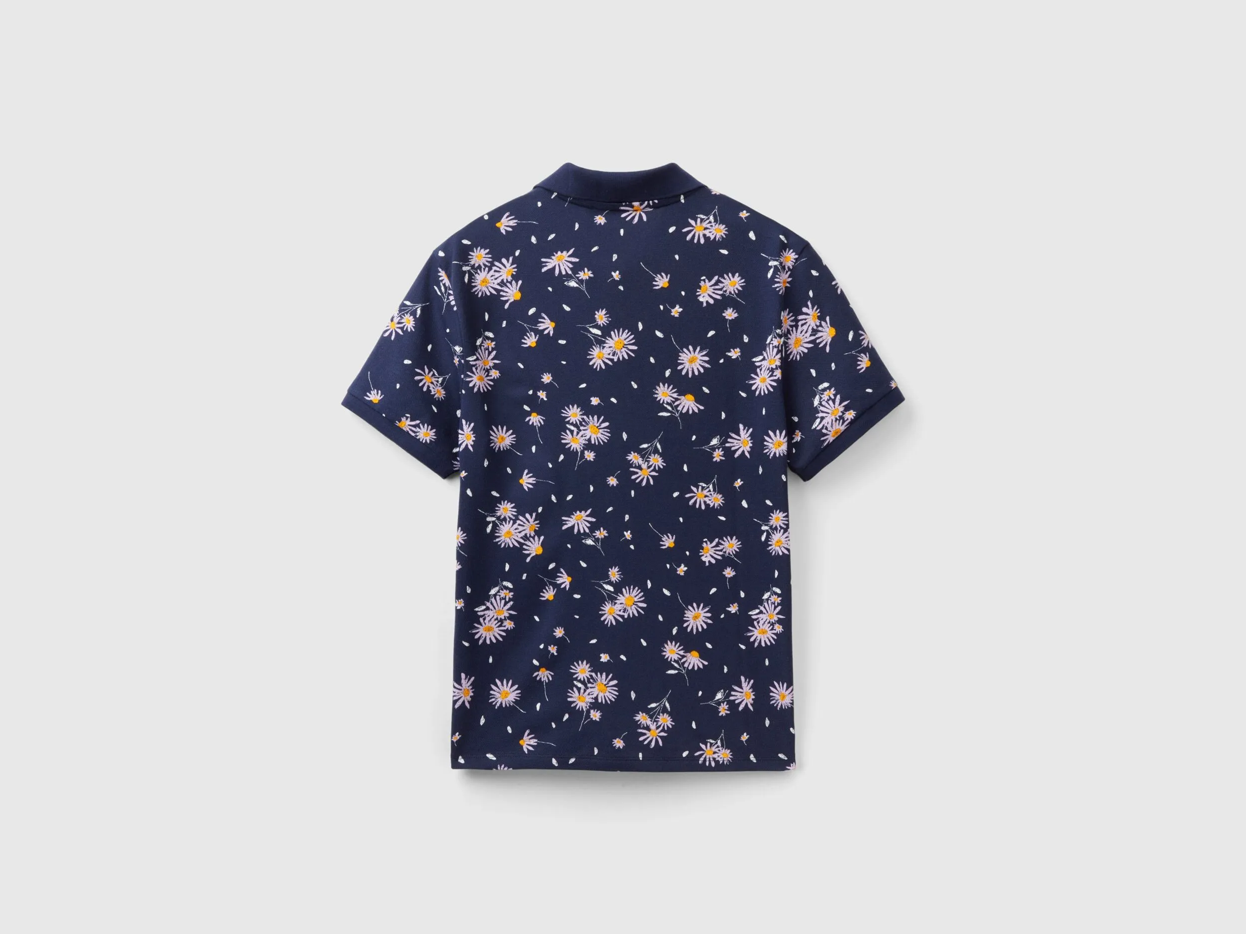 Polo azul oscuro con estampado de margaritas