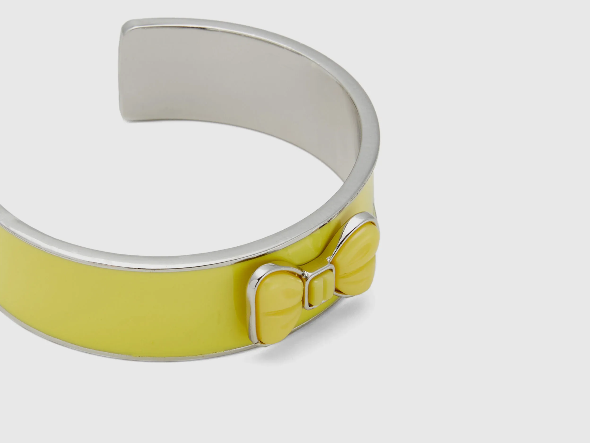 Pulsera bangle amarilla con lazo