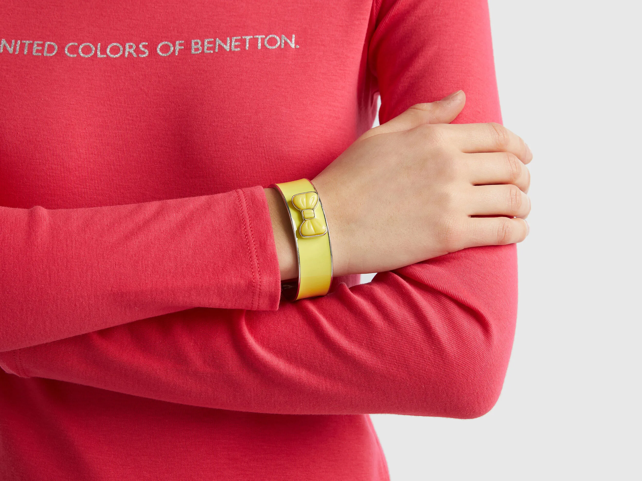 Pulsera bangle amarilla con lazo
