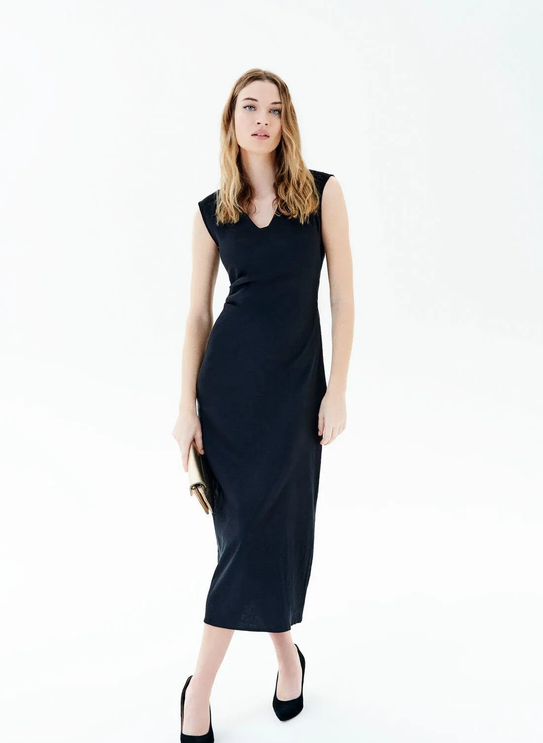 RAWEL  VESTIDO MIDI CON CUELLO EN V DE LINO MEZCLADO EN NEGRO