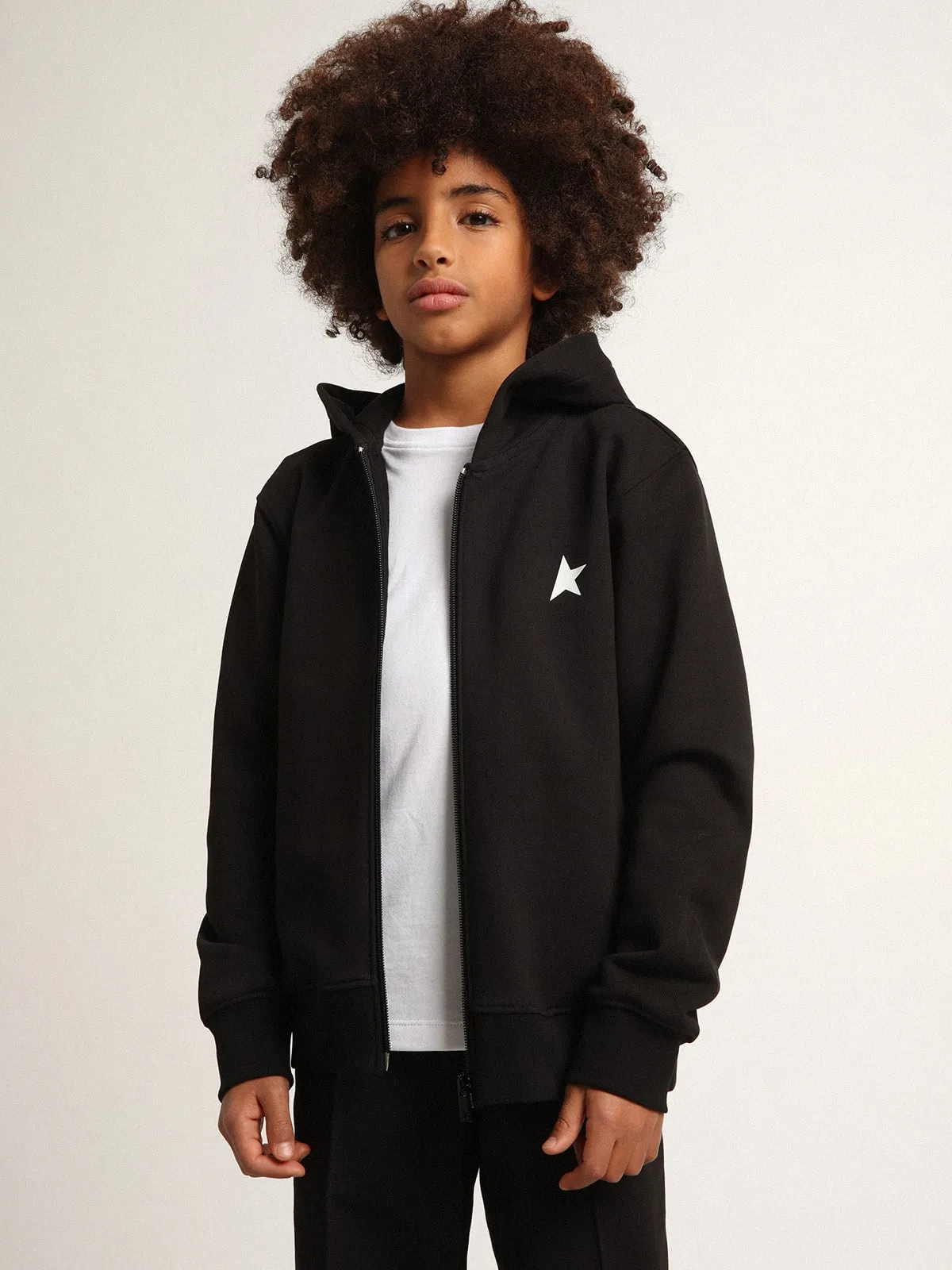 Sudadera negra con capucha con estrella y logo blancos en contraste