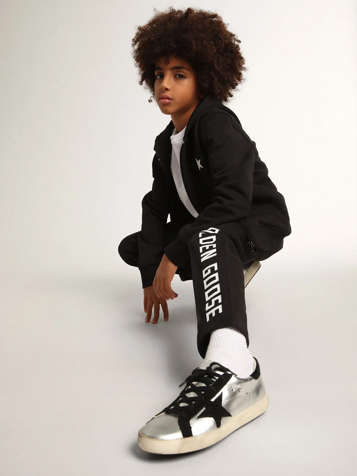 Sudadera negra con capucha con estrella y logo blancos en contraste